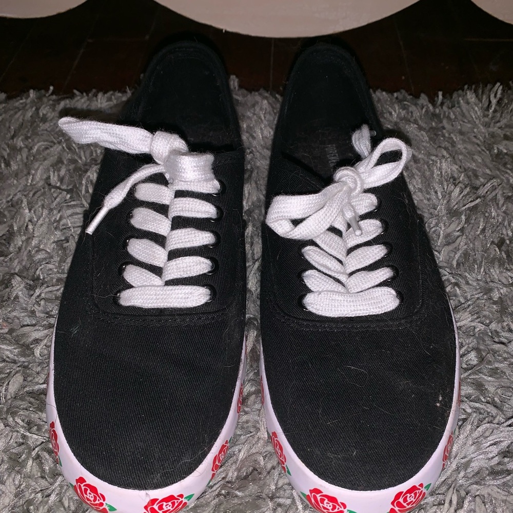 Low top sneakers